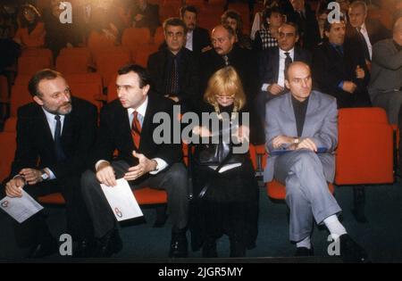 Bucarest, Romania, circa 2000. Il presidente della stazione televisiva rumena, Cristian Hadji-Culea, e importanti figure nei media rumeni, Marius Tucă, Sanziana Pop & Cristian Tudor Popescu. Foto Stock