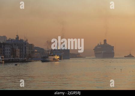 Terminal delle navi da crociera Karakoy Yolcu Salonu, Istanbul, Turchia, Asia occidentale Foto Stock