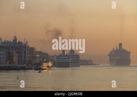 Terminal delle navi da crociera Karakoy Yolcu Salonu, Istanbul, Turchia, Asia occidentale Foto Stock
