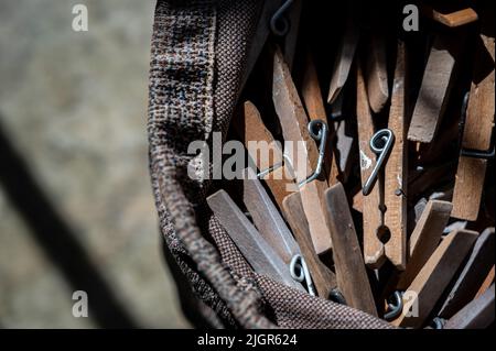 pile assortite di vecchi spilli di panni in un sacchetto utilizzato per appendere il bucato bagnato Foto Stock