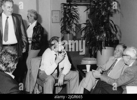 Rumeno-americani a Los Angeles, CA, USA, circa 1984. Seduta, politico Eugen Mihaescu, diplomatico Mihai Botez & Mircea Ionnițiu (ex segretario personale del re Michele i). Foto Stock