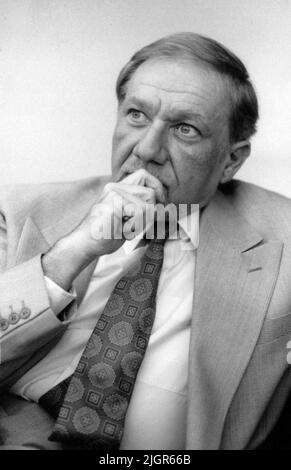 Los Angeles, CA, USA, circa 1995. Diplomatico rumeno-americano Mihai Botez. Foto Stock