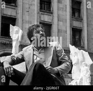 Bucarest, Romania, circa 1978. Scultore Pavel Bucur che lavora su un modello per la sua grande opera d'arte che segna 100 anni dalla Guerra d'indipendenza rumena contro l'Impero Ottomano. Foto Stock