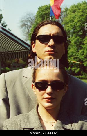 Romania, 2001. Attori Irina Dinescu & Emil Hostina durante la ripresa del film 'rapporto sullo stato della nazione' (regista Ioan Carmazan). Foto Stock