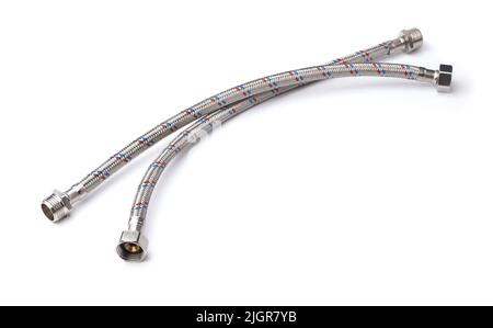 Due tubi flessibili intrecciati per l'acqua isolati su bianco Foto Stock