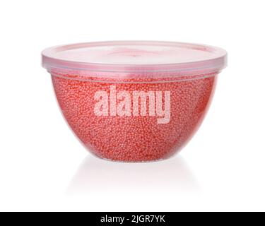 Palline di schiuma rossa in contenitore di plastica isolato su bianco Foto Stock