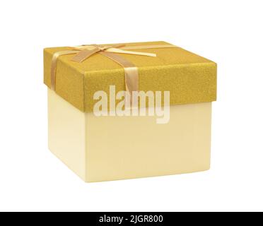 Confezione regalo in carta gialla con coperchio dorato e nastro isolato su bianco Foto Stock