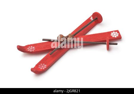 Vecchi sci giocattolo rosso di legno isolato su bianco Foto Stock
