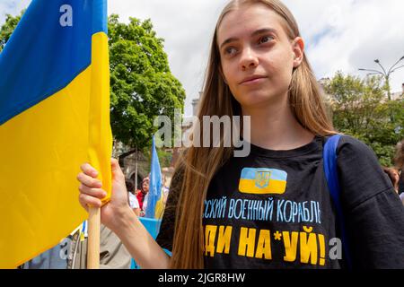 Cracovia, Polonia. 12th luglio 2022. La giovane donna Ucraina ha la bandiera Ucraina durante una cerimonia che dà un nome Ucraina indipendente ad una piazza nella città vecchia di Cracovia., Polonia il 12 luglio 2022 il governo locale sottolinea che hanno preso la decisione di dimostrare il sostegno e l'unità con il popolo ucraino. La posizione per Piazza dell'Indipendenza Ucraina è stata scelta deliberatamente nelle immediate vicinanze del Consolato Russo a Cracovia. (Foto di Dominika Zarzycka/Sipa USA) Credit: Sipa USA/Alamy Live News Foto Stock