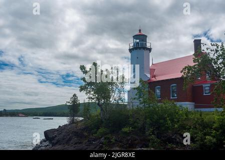 Il faro di Eagle Harbour sorge sopra un'entrata rocciosa di Eagle Harbour Foto Stock