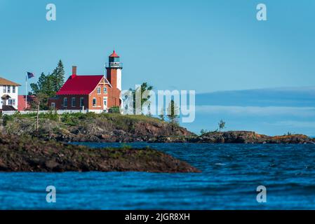 Il faro di Eagle Harbour sorge sopra un'entrata rocciosa di Eagle Harbour Foto Stock