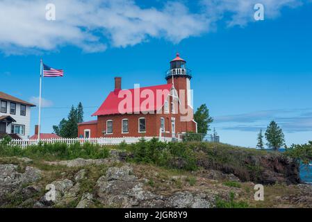 Il faro di Eagle Harbour sorge sopra un'entrata rocciosa di Eagle Harbour Foto Stock