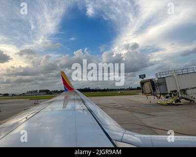 Ft. Lauderdale, FL USA - 1 luglio 2022: Vista dell'ala sud-ovest dell'aeroplano lasciando il ft. Lauderdale aeroporto di prepararsi per il decollo. Foto Stock