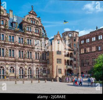 Vista sul palazzo Friedrich , sulla sala di vetro e sul palazzo ottheinrich (rinascimentale tedesco) del castello di Heidelberg dal patio. Baden Wuerttemberg Foto Stock