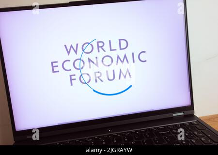 KONSKIE, POLONIA - 11 luglio 2022: Il logo del World Economic Forum viene visualizzato sullo schermo del computer portatile Foto Stock