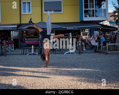 Il de Re, Francia Giugno 2022. Afroamericani Capoeira ballerini per le strade di la Rochelle, danza brasiliana Foto Stock