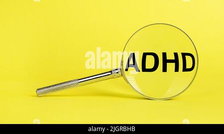 Abbreviazione ADHD, parola. Concetto di malattia da deficit di attenzione Foto Stock