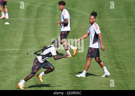 Monaco di Baviera, Germania. 12th luglio 2022. Sadio MANE (FC Bayern Munich), re:Joshua ZIRKZEE (FCB) formazione FC Bayern Monaco di Baviera sulla zona di allenamento su Saebener Strasse il 12th luglio 2022 Calcio 1st Bundesliga, stagione 2022/2023. Credit: dpa/Alamy Live News Foto Stock