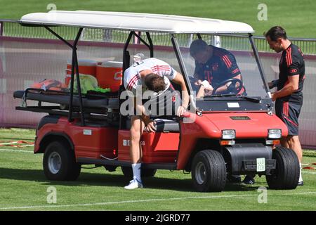 Monaco di Baviera, Germania. 12th luglio 2022. Leon GORETZKA (FC Bayern Munich) viene trattata al piede, ferita, ferita. Formazione FC Bayern Monaco sul campo di allenamento di Saebener Strasse il 12th luglio 2022. Calcio 1st Bundesliga, stagione 2022/2023. Credit: dpa/Alamy Live News Foto Stock