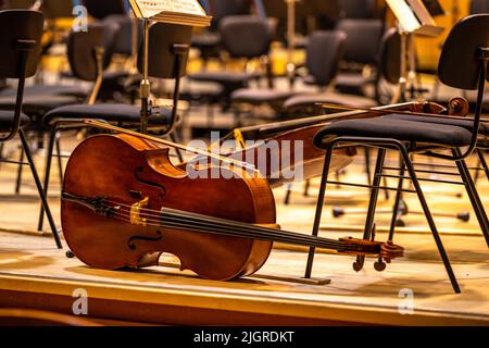 Violoncello sul palco della Filarmonica durante un concerto Foto Stock