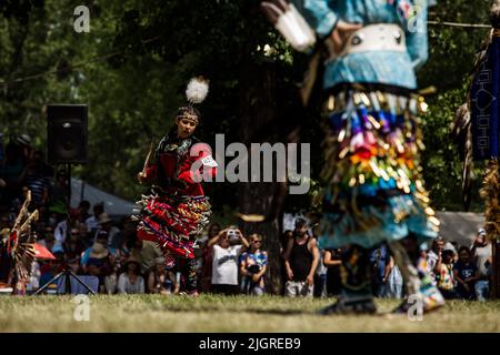 Kahnawake, Canada. 10th luglio 2022. Un partecipante di Pow-WOW che fa una danza tradizionale nell'arena durante il festival. Gli echi annuali del 30th di un fiero Pow-Wow Nation hanno portato migliaia di persone da tutto il Nord America per celebrare la cultura e le tradizioni dei nativi nella riserva di Mohawk di Kahnawake. Dopo due anni di hiatus, il più grande aratro del Quebec ha offerto un tempo per incontrarsi, ballare, cantare, visitare e festeggiare con amici e familiari. Credit: SOPA Images Limited/Alamy Live News Foto Stock