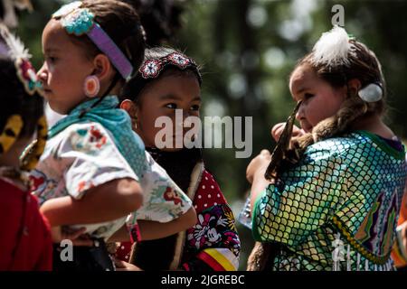 Kahnawake, Canada. 10th luglio 2022. Bambini in attesa del loro turno in arena durante il festival. Gli echi annuali del 30th di un fiero Pow-Wow Nation hanno portato migliaia di persone da tutto il Nord America per celebrare la cultura e le tradizioni dei nativi nella riserva di Mohawk di Kahnawake. Dopo due anni di hiatus, il più grande aratro del Quebec ha offerto un tempo per incontrarsi, ballare, cantare, visitare e festeggiare con amici e familiari. Credit: SOPA Images Limited/Alamy Live News Foto Stock