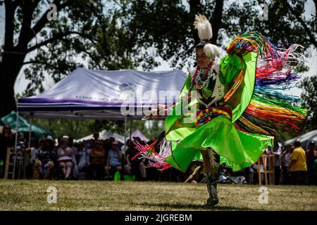 Kahnawake, Canada. 10th luglio 2022. Un partecipante di Pow-WOW che fa una danza tradizionale nell'arena durante il festival. Gli echi annuali del 30th di un fiero Pow-Wow Nation hanno portato migliaia di persone da tutto il Nord America per celebrare la cultura e le tradizioni dei nativi nella riserva di Mohawk di Kahnawake. Dopo due anni di hiatus, il più grande aratro del Quebec ha offerto un tempo per incontrarsi, ballare, cantare, visitare e festeggiare con amici e familiari. Credit: SOPA Images Limited/Alamy Live News Foto Stock