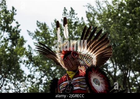 Kahnawake, Canada. 10th luglio 2022. Un partecipante di Pow-WOW che fa una danza tradizionale nell'arena durante il festival. Gli echi annuali del 30th di un fiero Pow-Wow Nation hanno portato migliaia di persone da tutto il Nord America per celebrare la cultura e le tradizioni dei nativi nella riserva di Mohawk di Kahnawake. Dopo due anni di hiatus, il più grande aratro del Quebec ha offerto un tempo per incontrarsi, ballare, cantare, visitare e festeggiare con amici e familiari. Credit: SOPA Images Limited/Alamy Live News Foto Stock