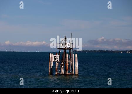 cartello sul mare all'ingresso del porto di lindau sul lago di costanza. indica per le navi come entrare nel porto. Foto Stock