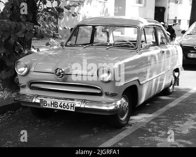 Berlino, Germania, 5 luglio 2022, vintage Ford Taunus 15 M, 'Weltkugeltaunus'. Foto Stock