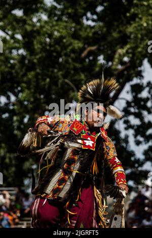 Kahnawake, Canada. 10th luglio 2022. Un partecipante di Pow-WOW che fa una danza tradizionale nell'arena durante il festival. Gli echi annuali del 30th di un fiero Pow-Wow Nation hanno portato migliaia di persone da tutto il Nord America per celebrare la cultura e le tradizioni dei nativi nella riserva di Mohawk di Kahnawake. Dopo due anni di hiatus, il più grande aratro del Quebec ha offerto un tempo per incontrarsi, ballare, cantare, visitare e festeggiare con amici e familiari. (Foto di Giordano Brumas/SOPA Images/Sipa USA) Credit: Sipa USA/Alamy Live News Foto Stock