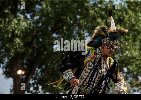 Kahnawake, Canada. 10th luglio 2022. Un partecipante di Pow-WOW che fa una danza tradizionale nell'arena durante il festival. Gli echi annuali del 30th di un fiero Pow-Wow Nation hanno portato migliaia di persone da tutto il Nord America per celebrare la cultura e le tradizioni dei nativi nella riserva di Mohawk di Kahnawake. Dopo due anni di hiatus, il più grande aratro del Quebec ha offerto un tempo per incontrarsi, ballare, cantare, visitare e festeggiare con amici e familiari. (Foto di Giordano Brumas/SOPA Images/Sipa USA) Credit: Sipa USA/Alamy Live News Foto Stock