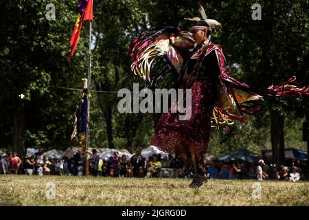 Kahnawake, Canada. 10th luglio 2022. Un partecipante di Pow-WOW che fa una danza tradizionale nell'arena durante il festival. Gli echi annuali del 30th di un fiero Pow-Wow Nation hanno portato migliaia di persone da tutto il Nord America per celebrare la cultura e le tradizioni dei nativi nella riserva di Mohawk di Kahnawake. Dopo due anni di hiatus, il più grande aratro del Quebec ha offerto un tempo per incontrarsi, ballare, cantare, visitare e festeggiare con amici e familiari. (Foto di Giordano Brumas/SOPA Images/Sipa USA) Credit: Sipa USA/Alamy Live News Foto Stock