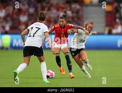 Brentford, Londra, 12th luglio 2022, Community Stadium, Brentford, Londra, Inghilterra: Torneo di calcio internazionale femminile europeo; Sheila Garcia di Spagna sfida Klara Buhl di Germania Foto Stock