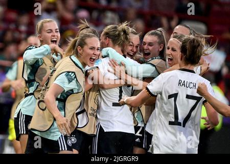 12 luglio 2022, Gran Bretagna, Brentford/ Londra: Calcio, Donne: Campionato europeo, Germania - Spagna, Turno preliminare, Gruppo B, Matchday 2, Brentford Community Stadium. I giocatori della Germania festeggiano il traguardo per le 2:0 con Alexandra Popp (M/No.11). Foto: Sebastian Christoph Gollnow/dpa Foto Stock