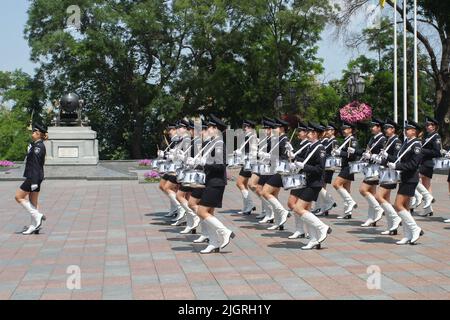 La band che suona durante la marcia. L'Orchestra dell'Università degli Affari interni si esibisce in Piazza Dumskaya in occasione del giorno della Costituzione dell'Ucraina. Foto Stock