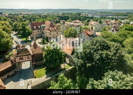 Una vista aerea delle case residenziali tra alberi verdi in una giornata di sole a Rothenburg ob der Tauber, Germania Foto Stock