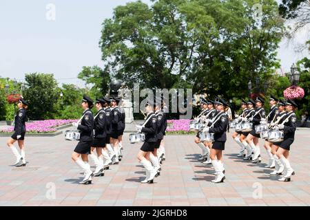 Odessa, Ucraina. 26th giugno 2021. La band che suona durante la marcia. L'Orchestra dell'Università degli Affari interni si esibisce in Piazza Dumskaya in occasione del giorno della Costituzione dell'Ucraina. (Foto di Viacheslav Onyshchenko/SOPA im/Sipa USA) Credit: Sipa USA/Alamy Live News Foto Stock