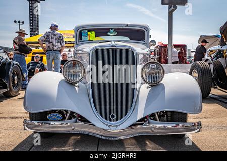 Libano, TN - 14 maggio 2022: Vista frontale in prospettiva bassa di una Ford modello 1934 40B Standard 5 coupé finestra ad una mostra locale auto. Foto Stock