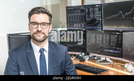 Ritratto aziendale di stock broker traiding in ufficio. Foto Stock