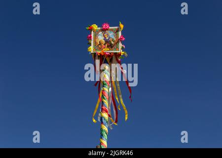 Anápolis, Goiás, Brasile – 10 luglio 2022: Flagpole della festa di giugno. Flagpole con San Giovanni. Mastro com bandeira de São João ou Festas Juninas. Foto Stock