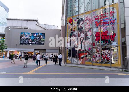 Akihabara, Giappone - 30 luglio 2020: La gente cammina davanti a un tabellone di anime giganti ad Akihabara. Foto Stock