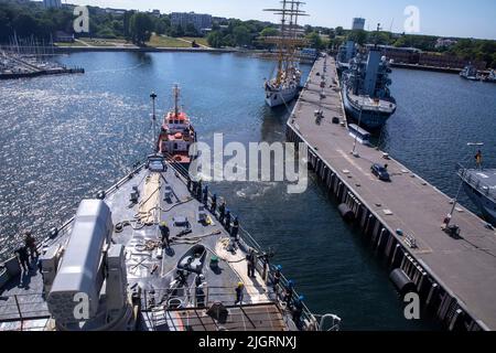 KIEL, Germania (30 giugno 2022) i marinai guidano le rotaie mentre il rimorchiatore tedesco Holtenau guida la nave di atterraggio di classe Whidbey Island USS Gunston Hall (LSD 44) a Kiel, Germania, 30 giugno 2022, nell'ambito della Baltic Operations 2022. BALTOPS 22 è il principale esercizio di attività marittima nella regione baltica. Gunston Hall fa parte del Kearsarge Amphibious Ready Group e ha avviato 22nd Marine Expeditionary Unit, sotto il comando e il controllo della Task Force 61/2, in un dispiegamento programmato nell'area delle operazioni U.S. Naval Forces Europe, impiegata dalla U.S. Sesta flotta per difendere gli Stati Uniti, alleati Foto Stock