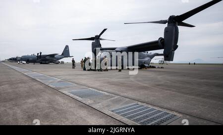 I membri del 1st Special Operations Squadron e del 71st Air Rescue Squadron fanno un tour CV-22 Osprey alla Marine Corps Air Station di Iwakuni, Giappone, 8 luglio 2022. Ciò segna la terza visita della Fleet Air Wing 31 della 353rd Special Operations Wing, un punto di riferimento per la formazione di routine a lungo termine. (STATI UNITI Air Force foto di Senior Airman Gary Hilton) Foto Stock
