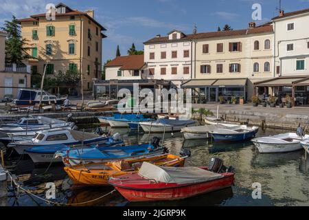 Ristoranti di mare rivestimento la passeggiata lungomare Lungomare al Porto di Volosko vicino Opatija, Croazia Foto Stock