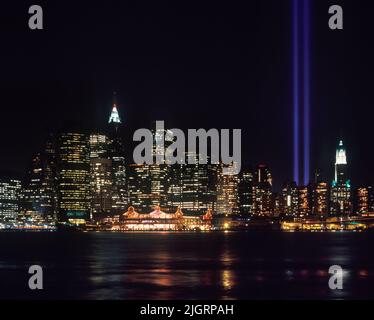 2003 STORICO SECONDO SETTEMBRE 11 WORLD TRADE CENTER TWIN TOWERS LIGHT MEMORIAL EAST RIVER MANHATTAN NEW YORK CITY USA Foto Stock