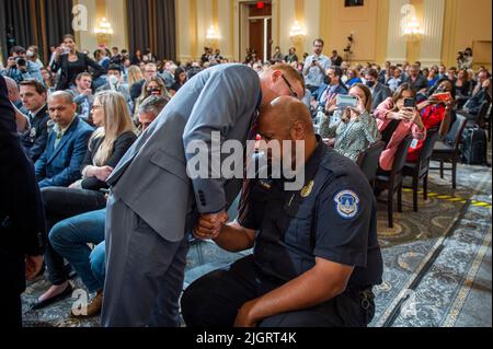 Washington, DC, Stati Uniti, 12 luglio 2022. Stephen Ayres, a sinistra, che si è dichiarato colpevole di entrare illegalmente nel Campidoglio il 6 gennaio, ha discusso con l'ufficiale della polizia del Campidoglio americano Harry Dunn, a destra, dopo il giorno sette del Comitato di selezione della Camera degli Stati Uniti per indagare sull'attacco del 6th gennaio all'udienza del Campidoglio degli Stati Uniti a Capitol Hill a Washington, DC il 12 luglio 2022. Credit: Rod Lammey/CNP /MediaPunch Foto Stock