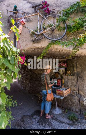 Stand arredato con cura con libri offerti in cambio a Beaufort-sur-Gervanne, Francia Foto Stock