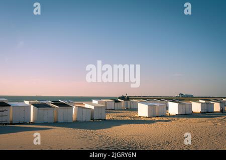 Spiaggia di Calais e l'ingresso del porto, Francia settentrionale Foto Stock