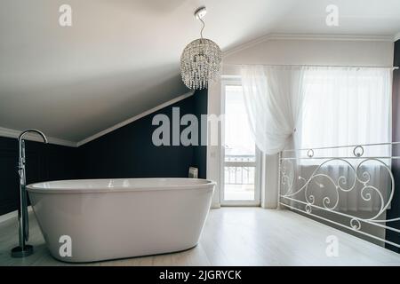 Bagno bianco in casa moderna si trova nella camera da letto principale. Foto Stock